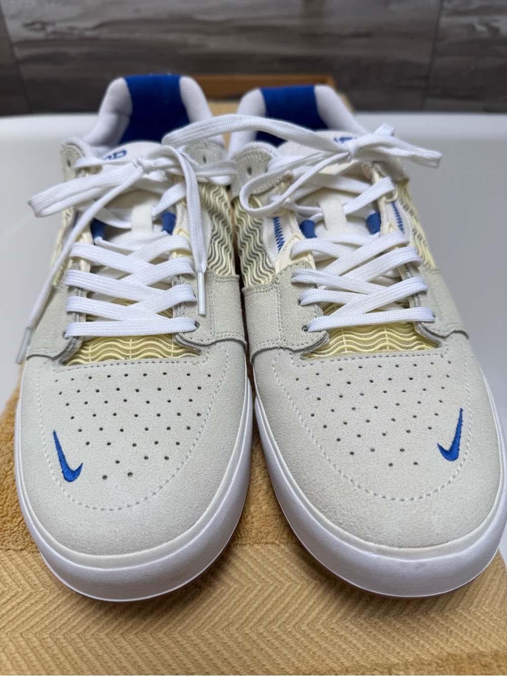 New! Nike SB Ishod Wair collector sneakers in white, cream & blue - never worn!